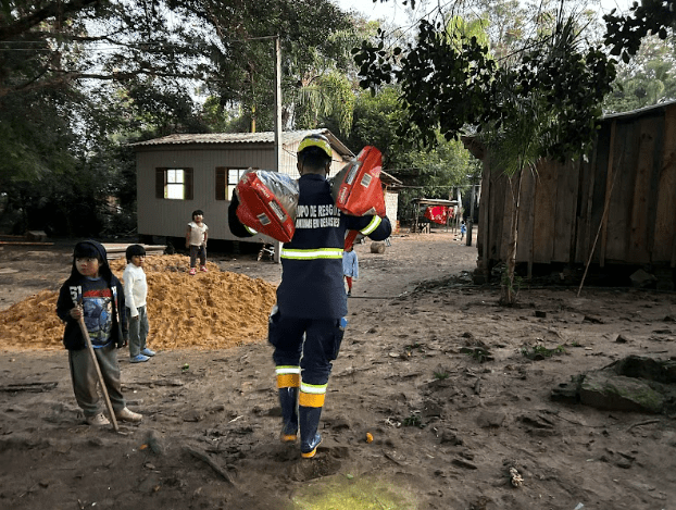 Doação de rações para animais de comunidade indígena afetada pelas enchentes no Rio Grande do Sul.